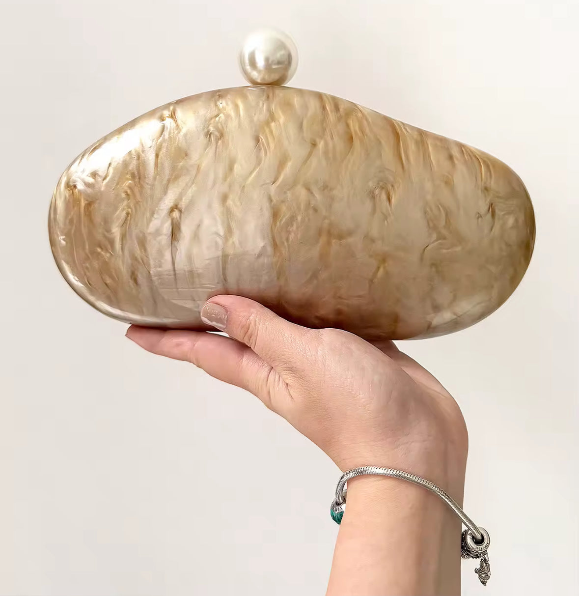 Beige-Marmor Clutch mit Perlenverschluss
