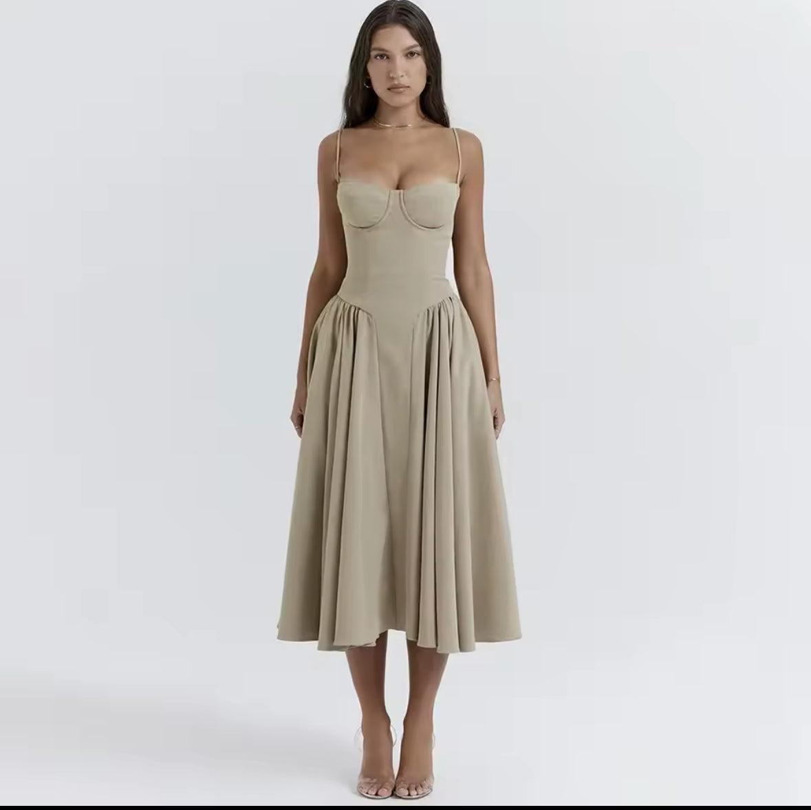 Classic Variante (Spaghettiträger):
„Model trägt das Côte d’Azur Dress mit Spaghettiträgern, herzförmigem Ausschnitt und schwingendem Midirock – in verschiedenen Farben erhältlich.