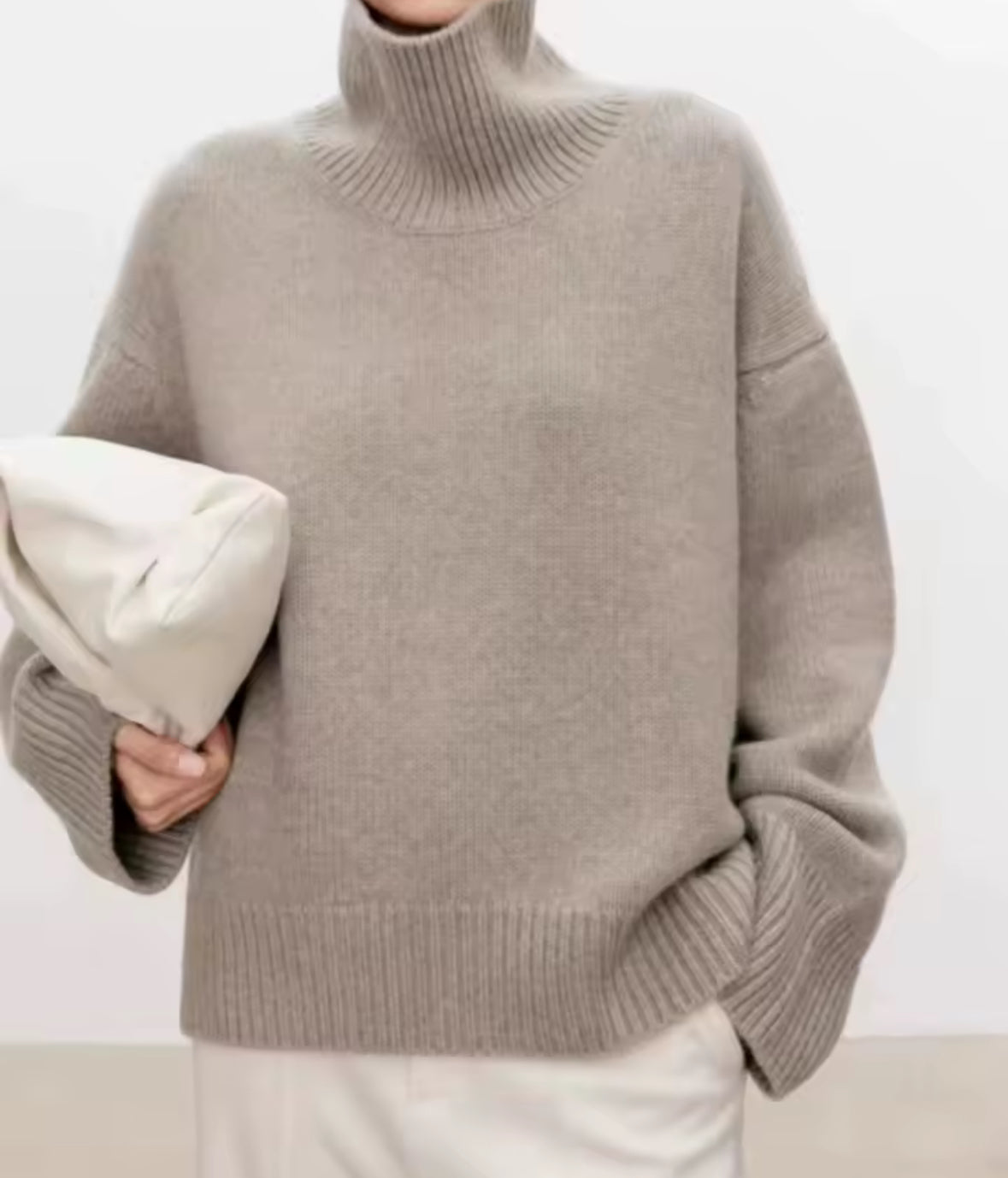 Luxuriöser Rollkragenpullover aus 100 % Kaschmir mit lockerer Passform, erhältlich in Taupe, Schwarz, Ivory und Moka