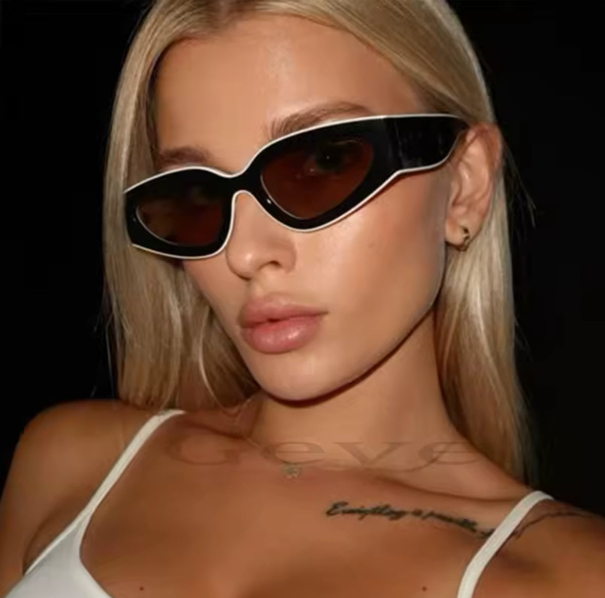Coco Frame Sonnenbrille auf Model mit weißem Top