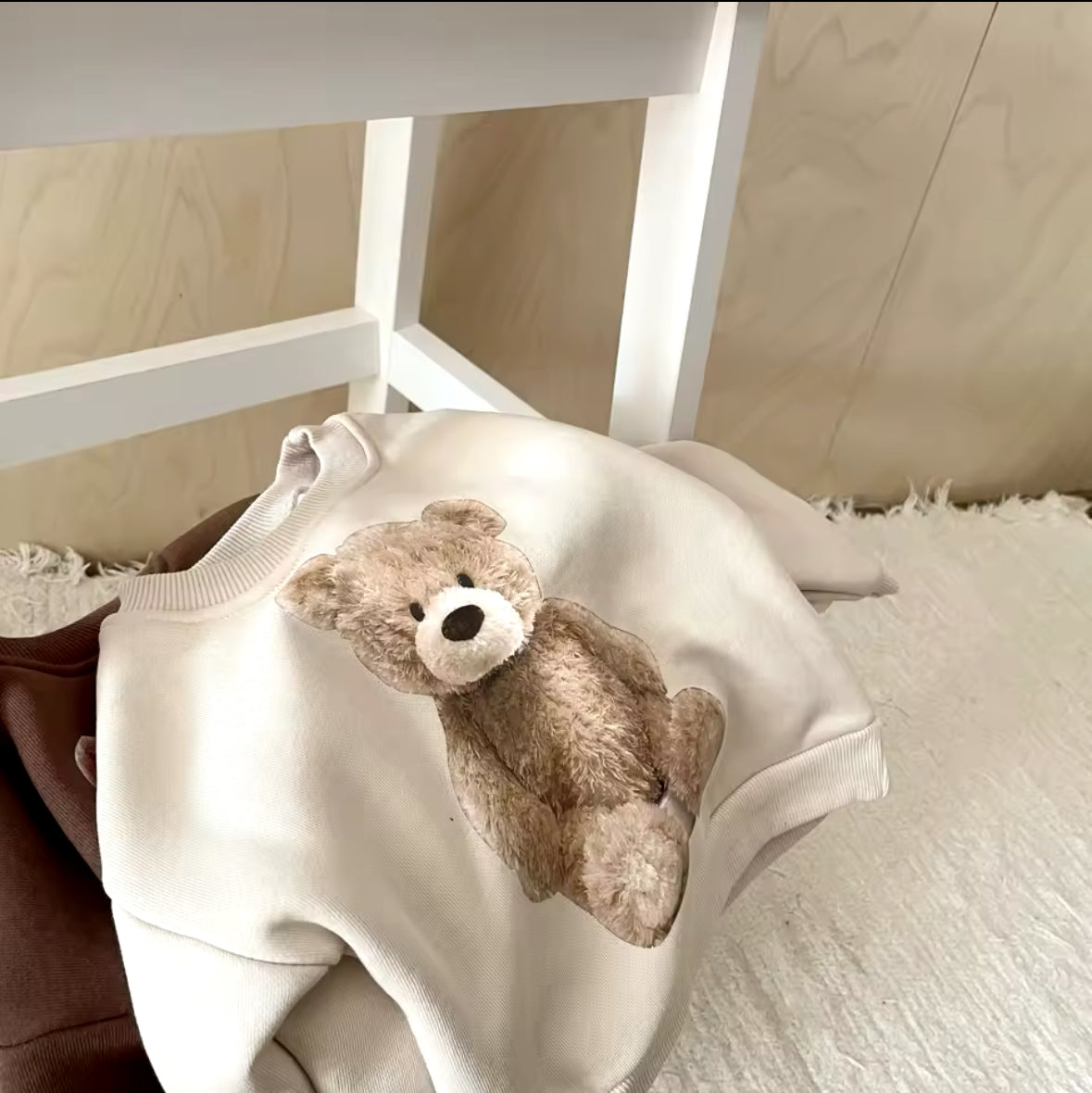 Beiges Sweatshirt mit Teddy-Print, weich & perfekt für kühle Tage.