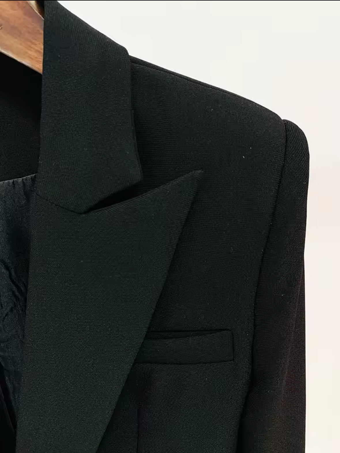 Eleganter Blazer mit goldenen Details an den Ärmelabschlüssen und einer edlen, goldenen Verschlussverzierung. Verfügbar in Schwarz und Weiß – perfekt für einen luxuriösen und kraftvollen Statement-Look.