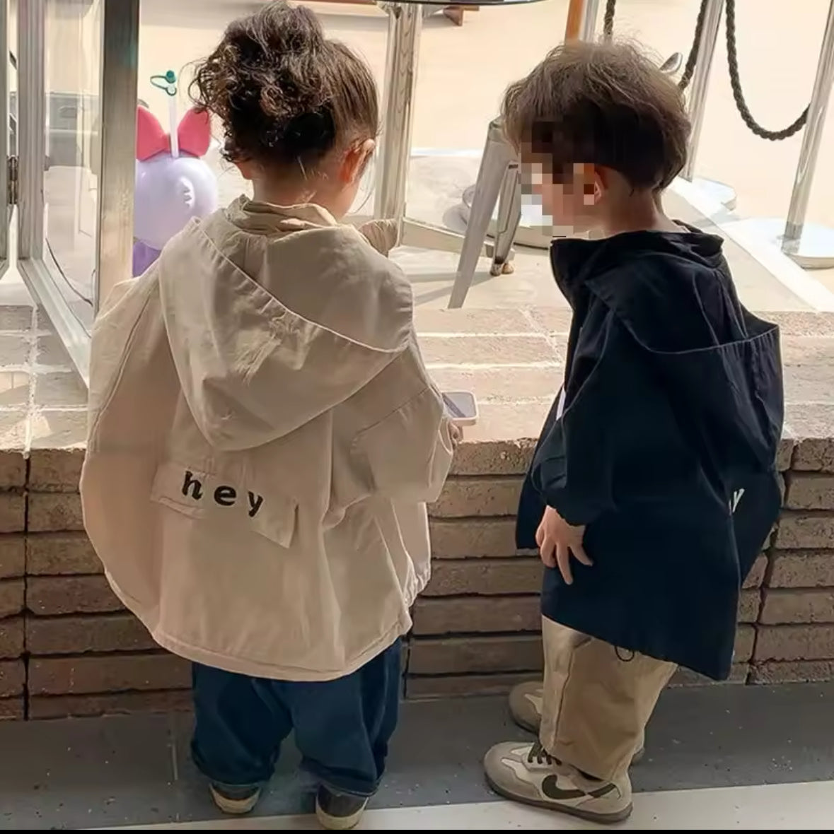 Zwei Oversized Hoodie-Jacken in Beige und Schwarz mit „hey“-Print auf der Rückseite