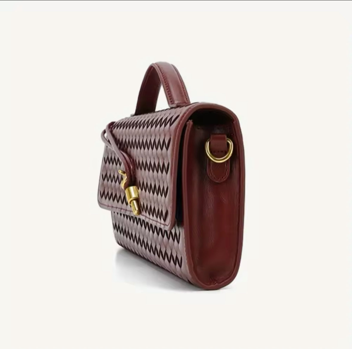 Geflochtene Crossbody-Tasche und clutch in Burgund mit goldenen Details, Henkel und verstellbarem Schultergurt – stilvoll und elegant für Alltag und besondere Anlässe.