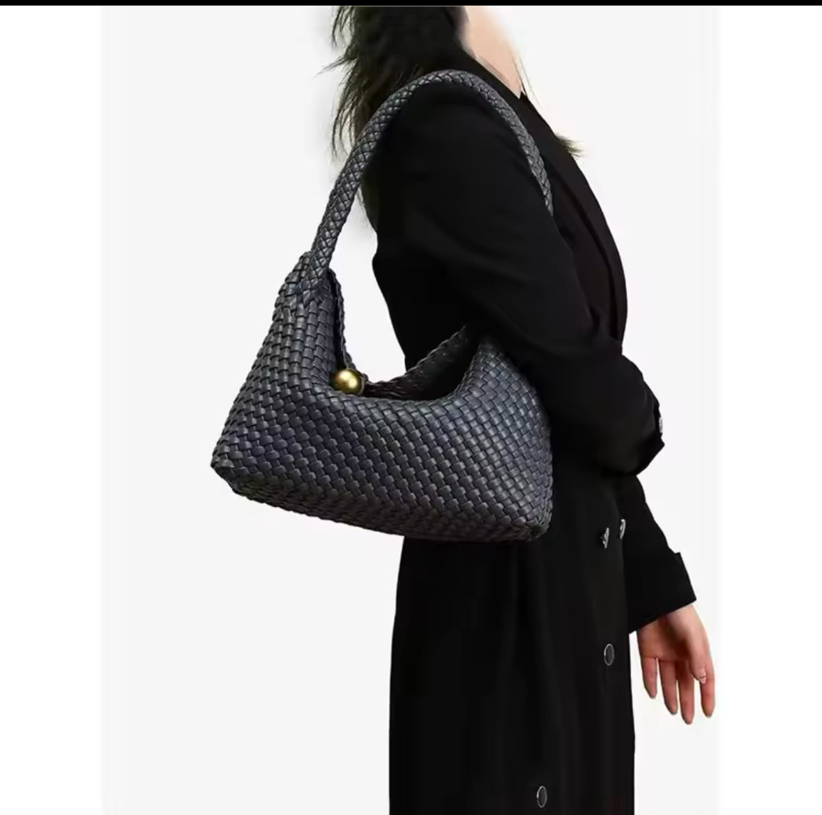 Edle graufarbene Handtasche mit passendem Mini-Pouch in hochwertiger Flechtoptik, mit goldenem Kugelverschluss.