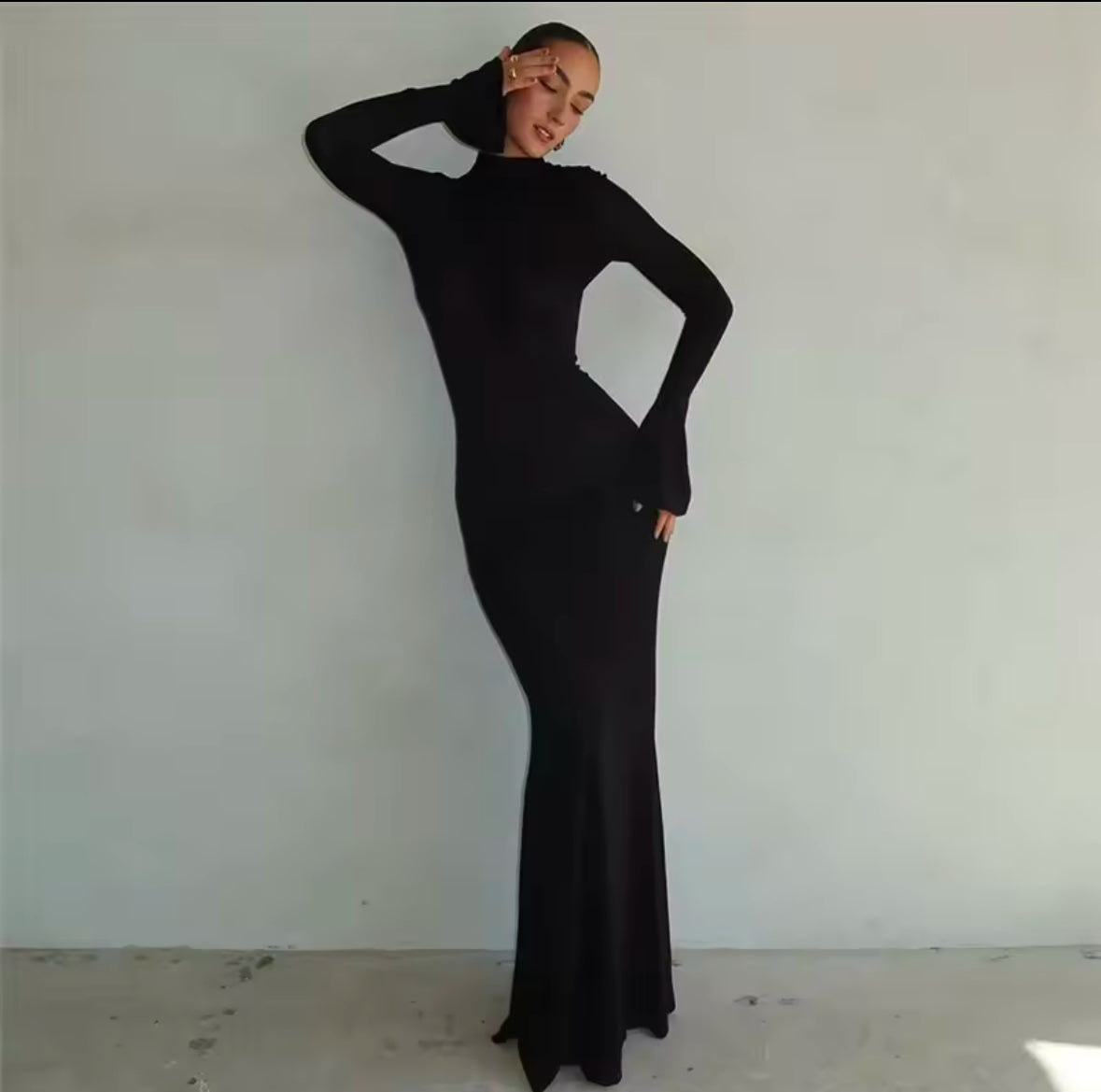 Rückenfreies Maxikleid – Eleganz in Schwarz für unvergessliche Auftritte