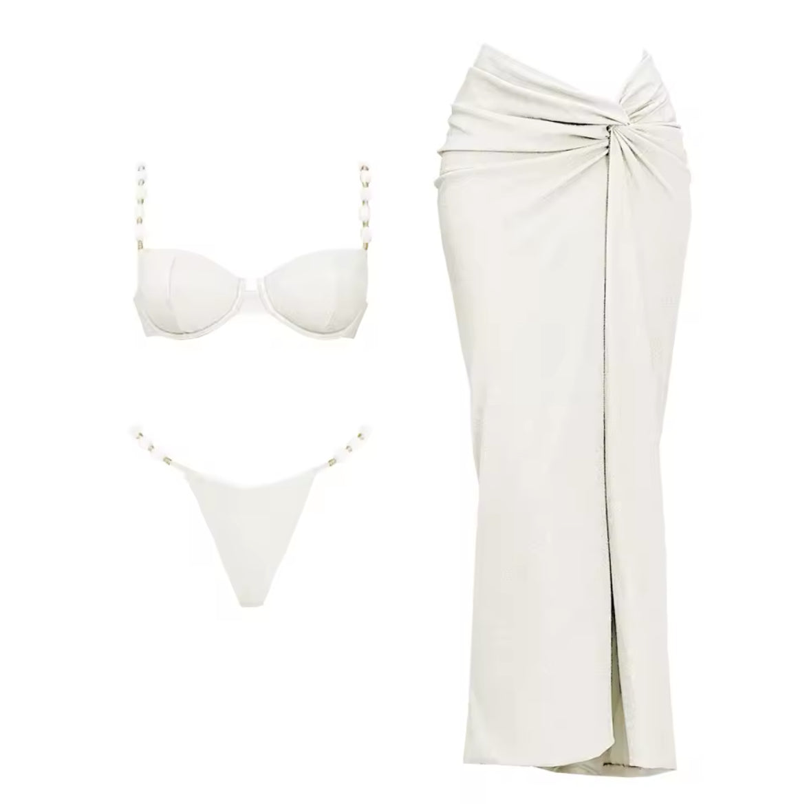 Weißes Bikini-Set mit Perlen-Trägern und Wickelrock – eleganter und cleaner Sommer-Look.