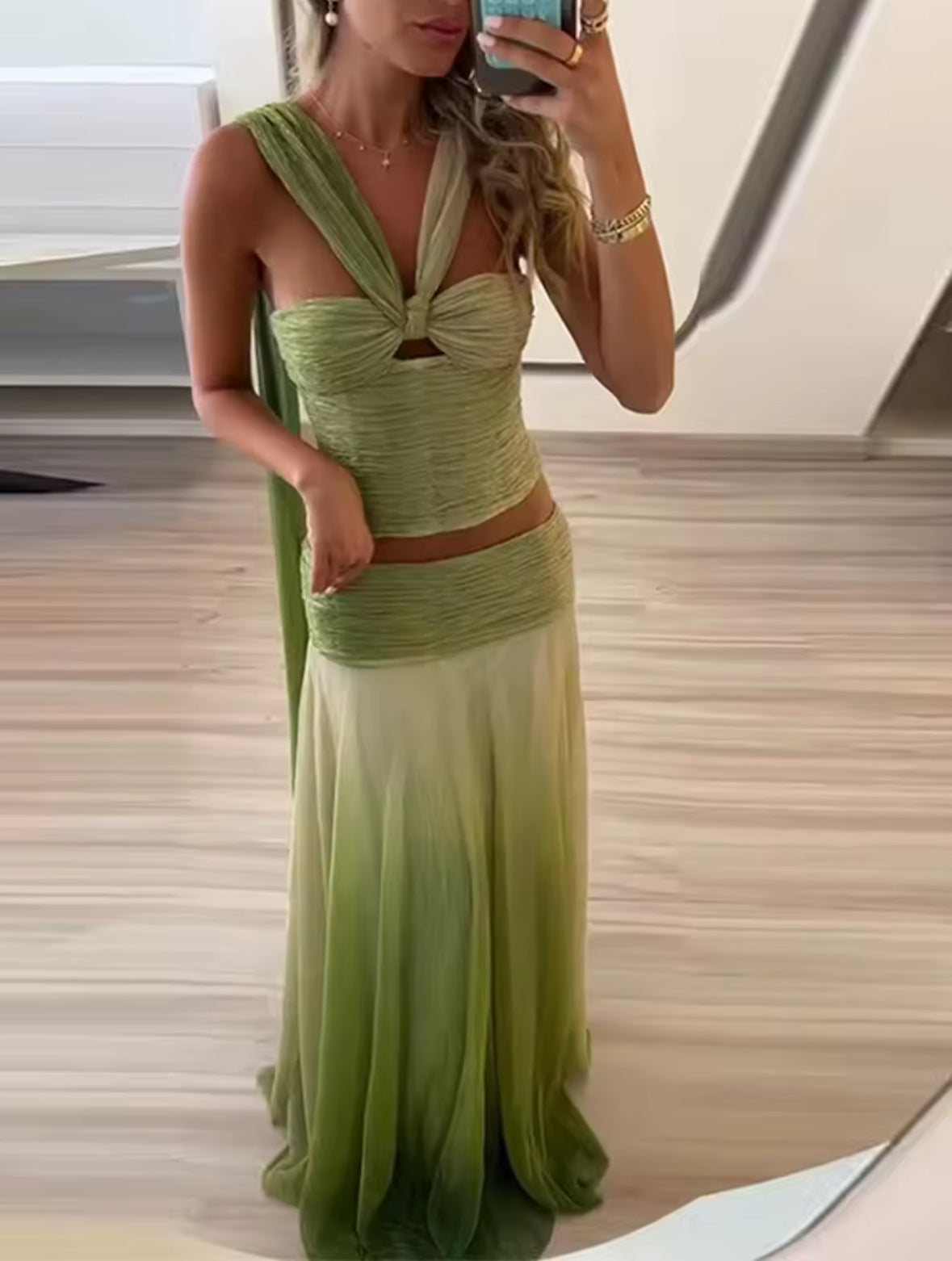 Grünes zweiteiliges Ombre-Set mit drapiertem Oberteil, Cut-Out und fließendem Maxirock.