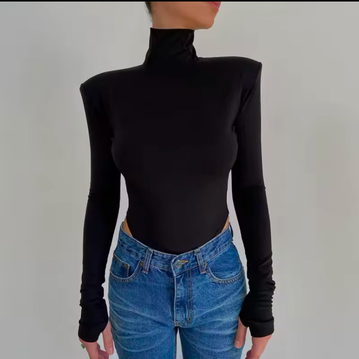 Schwarzer Langarm-Bodysuit mit Rollkragen und atemberaubendem offenen Rücken-Design. Perfekt für einen eleganten und verführerischen Look.