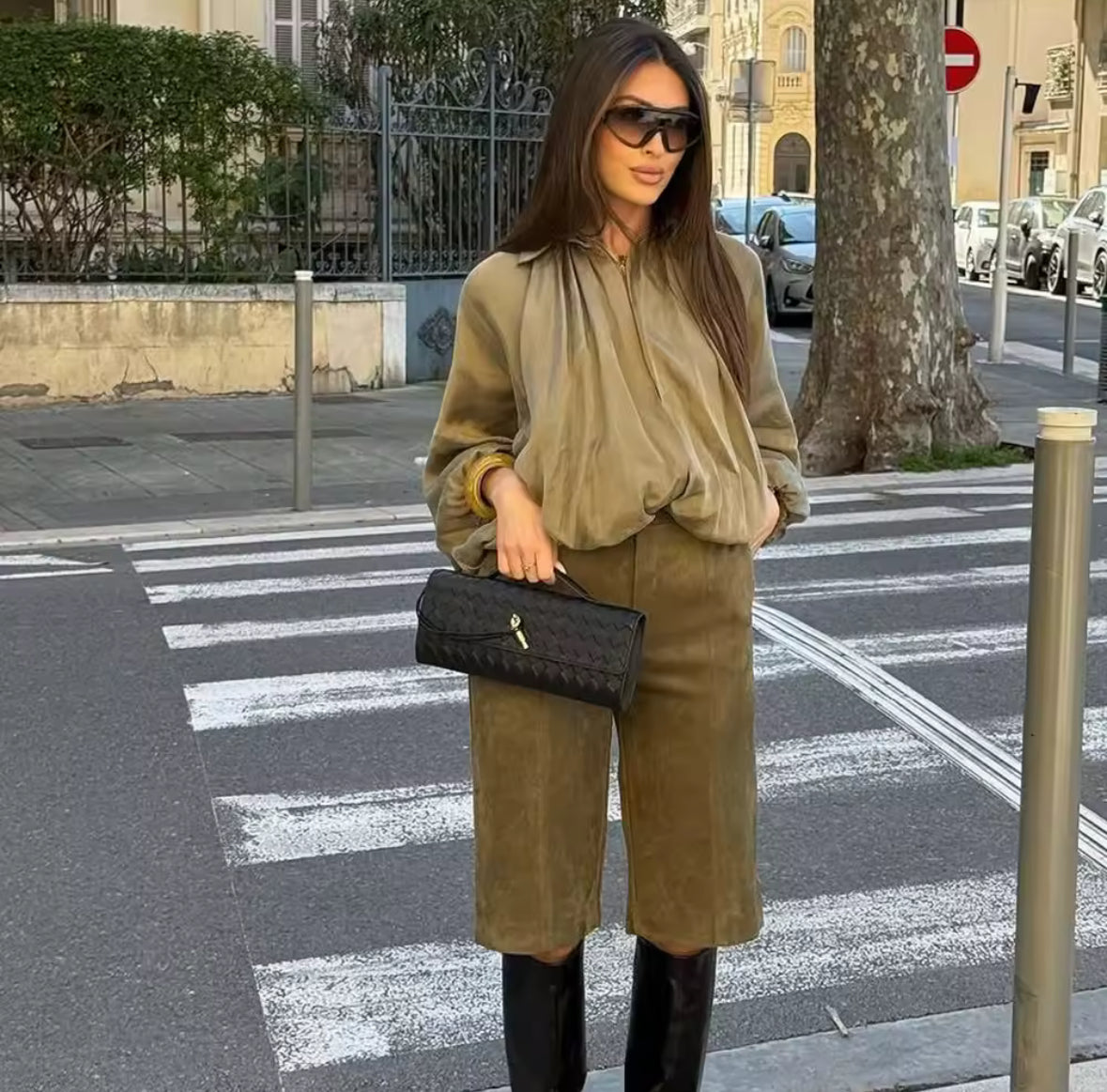Louvre Blouson – Satinbluse mit Falten und Ballonärmeln, in Olive, Taupe und Gelb, tragbar als Bluse oder leichte Jacke in Größen S, M, L