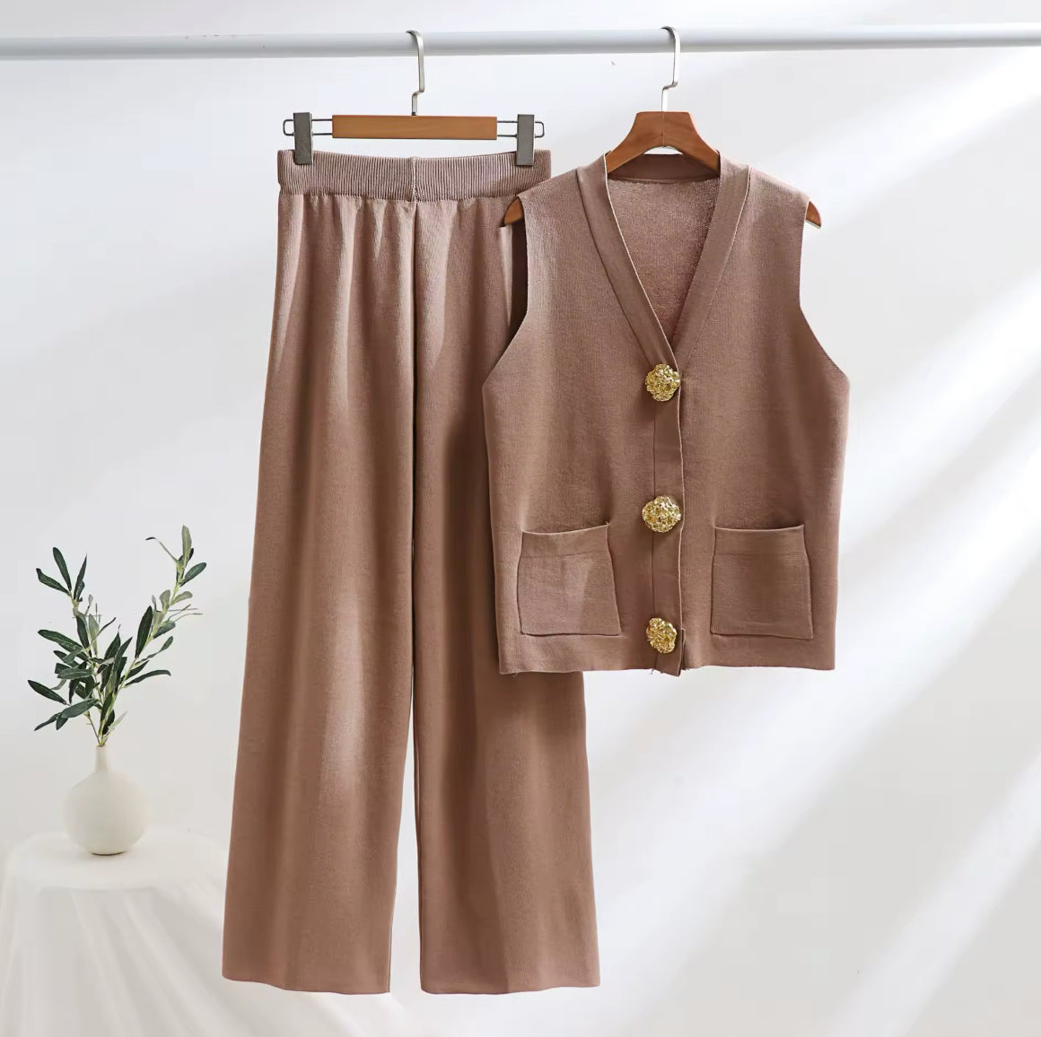 Flach gelegtes Strickset bestehend aus ärmelloser Weste und Hose mit elastischem Bund – ideal für Alltag und Homewear