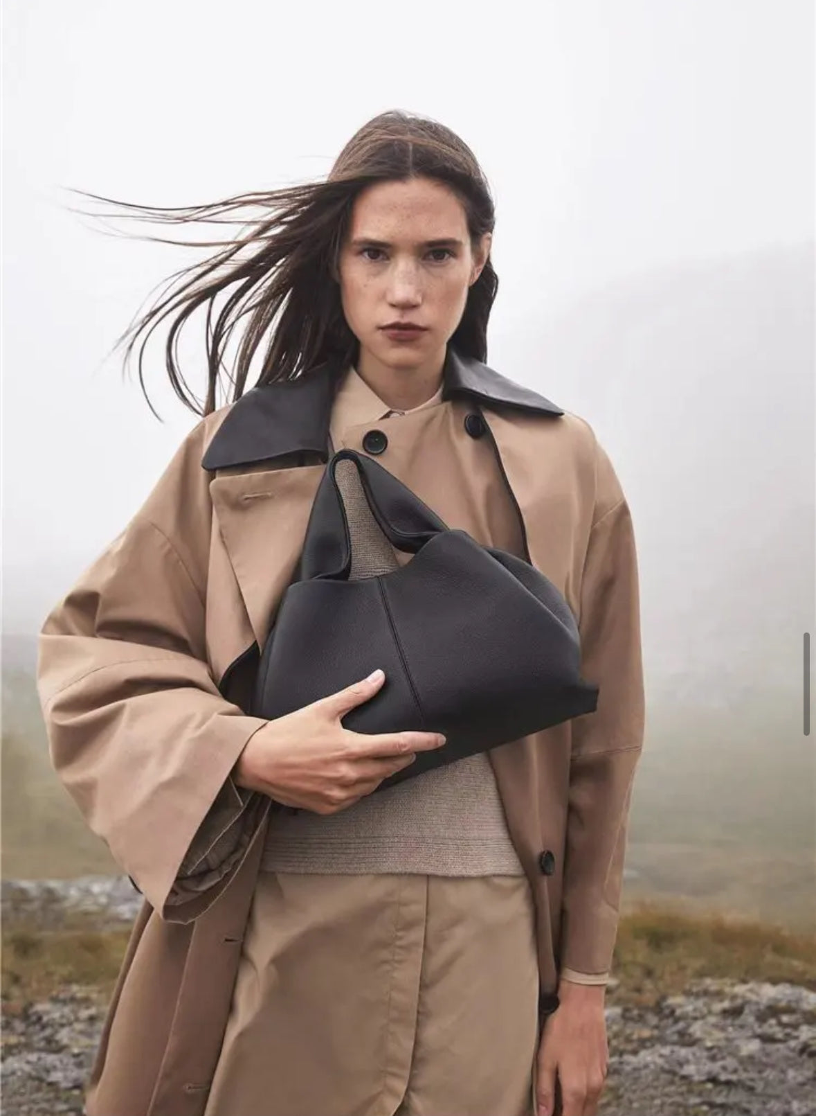 Minimalistische, weiche Handtasche aus hochwertigem veganes Leder mit elegantem, geschwungenem Design. Verfügbar in den Farben Elfenbein, Schwarz, Camel und Taupe – perfekt für einen modernen und zeitlosen Look.