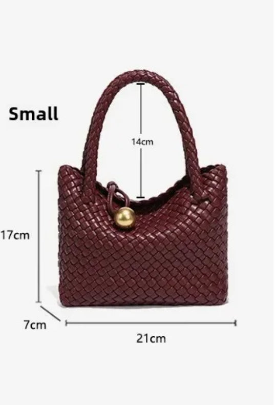 Luxuriöse, handgeflochtene Ledertasche mit goldener Kugelverzierung. Das elegante Design verleiht jedem Look einen Hauch von Raffinesse. Verfügbar in verschiedenen Farben, darunter Schwarz, Braun, Grün, Bordeaux, Silber und Pastelltöne.