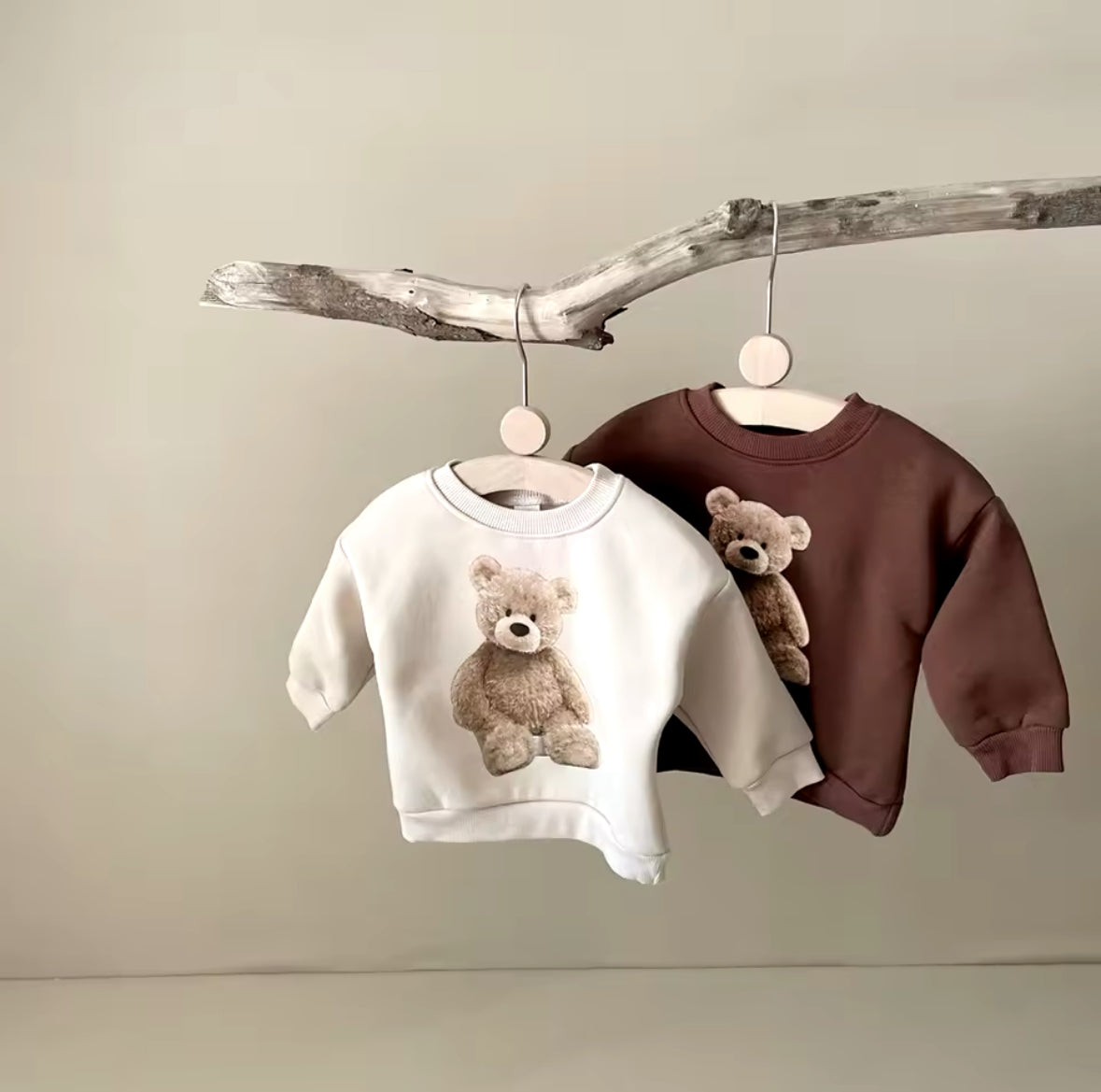 Zwei Teddy-Bär Kinder-Sweatshirts in Beige & Braun mit flauschigem Bären-Print.