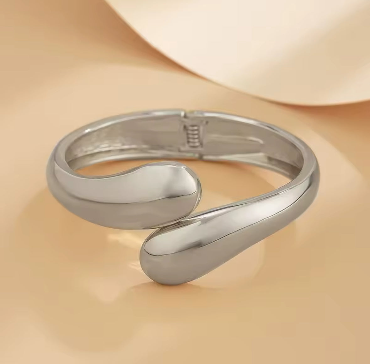 Elegantes Armreif-Set in Silber mit mehreren strukturierten Armreifen, offener Spange mit Perlen und glänzend geformtem Armreif – moderner, minimalistischer Statement-Schmuck.