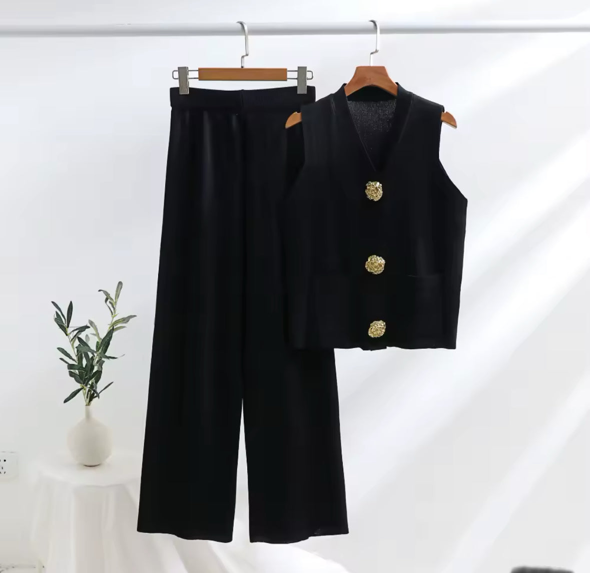 Flach gelegtes Strickset bestehend aus ärmelloser Weste und Hose mit elastischem Bund – ideal für Alltag und Homewear