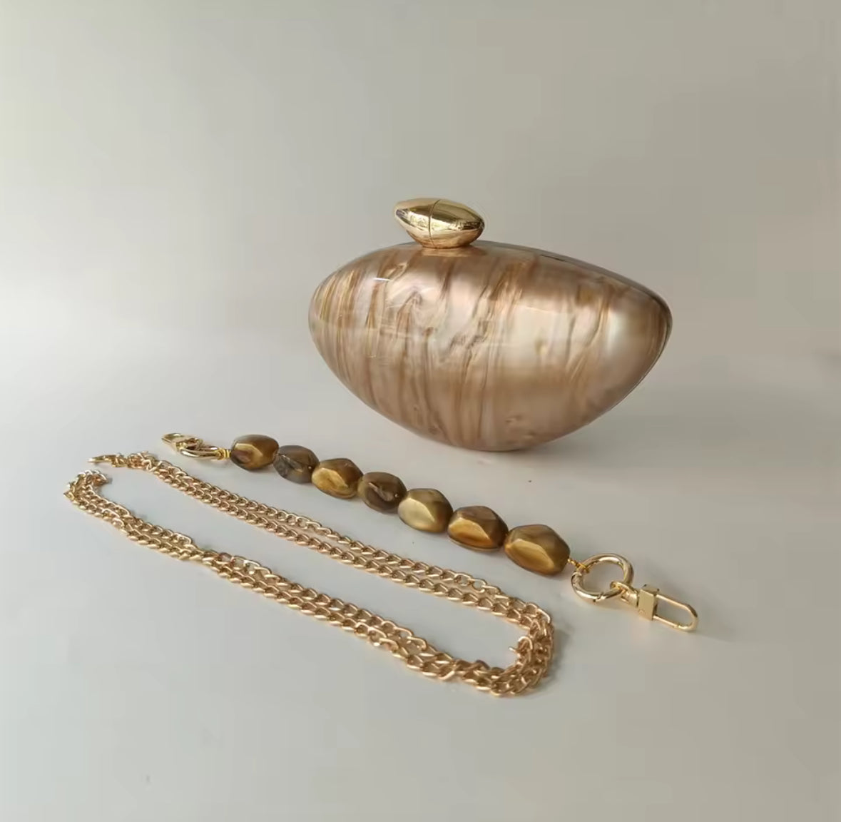 Clutch in Braun-Beige mit Acrylkette und Goldverschluss