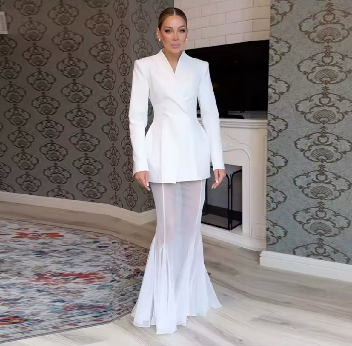 Elegantes Zweiteiler-Set bestehend aus tailliertem Blazer und bodenlangem transparentem Rock, erhältlich in Schwarz und Weiß – ideal für Events, Shootings oder besondere Anlässe.