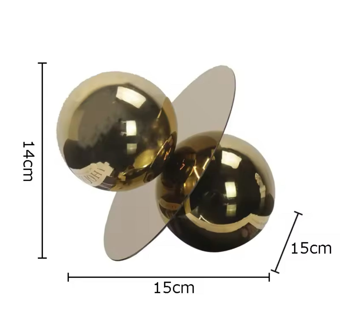 Moderne Designer-Skulptur aus glänzendem Metall mit geometrischer Balance aus Kugeln und Platte in edlem Gold. Perfekt für stilvolle Wohn- und Arbeitsräume