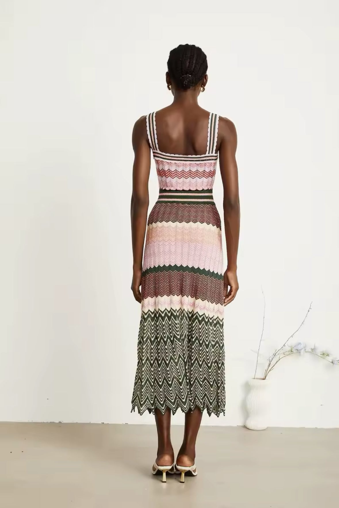 Luxuriöses Strick-Midikleid mit elegantem Zickzack-Muster, breiten Trägern und ausgestelltem Rock. Perfekt für exklusive Sommer-Events und stilvolle Auftritte