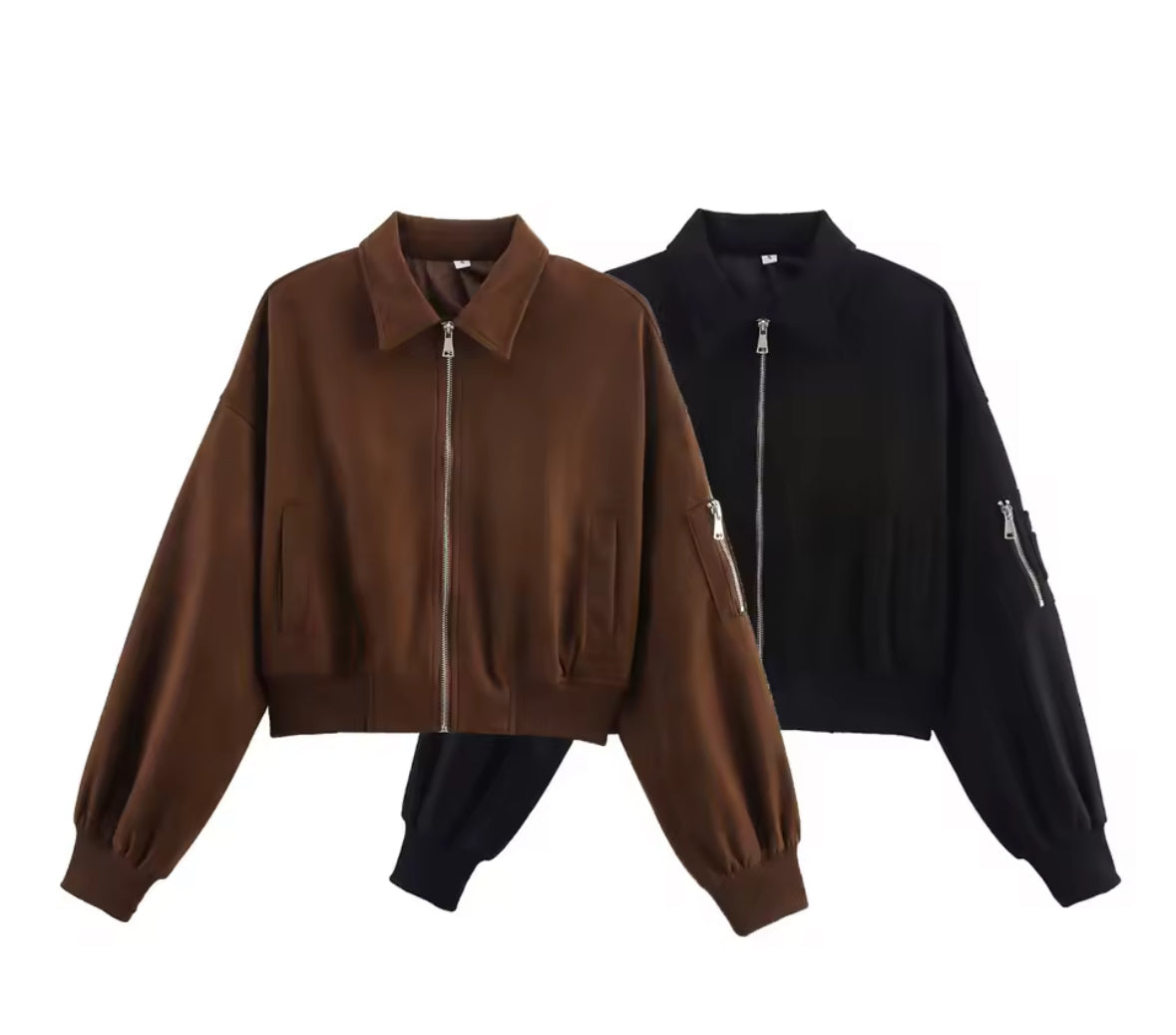 Raya Bomber Jacket – Oversized Bomberjacke in Wildleder-Optik mit Reißverschluss, Armtasche und elastischen Bündchen, erhältlich in Braun und Schwarz.