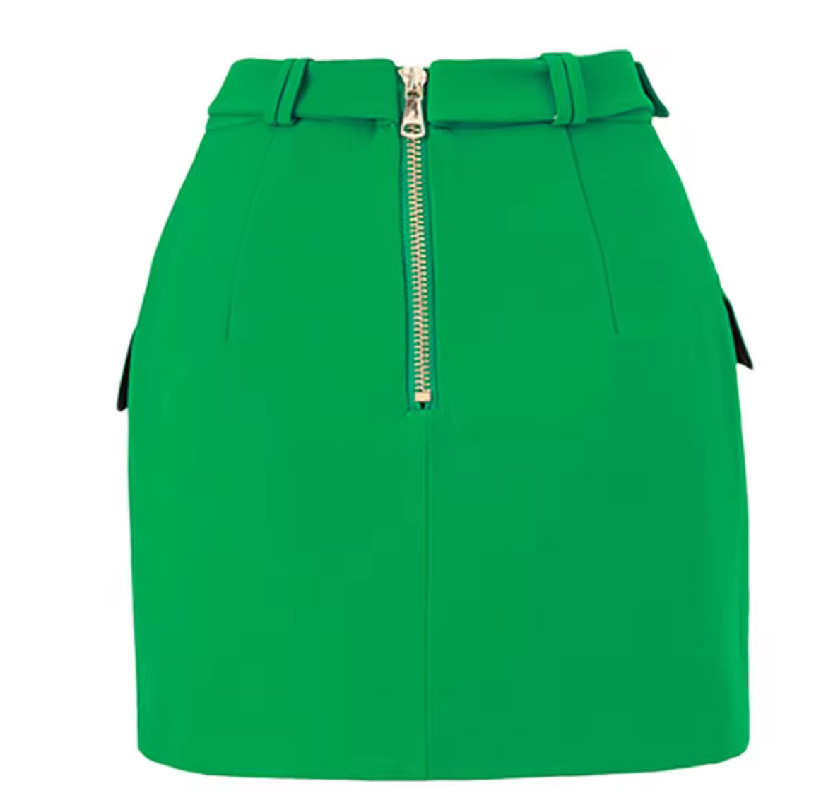Grüner Statement-Minirock mit Gürtel und goldener Schnalle im Balmain-Dupe-Stil – moderner Luxus-Look.