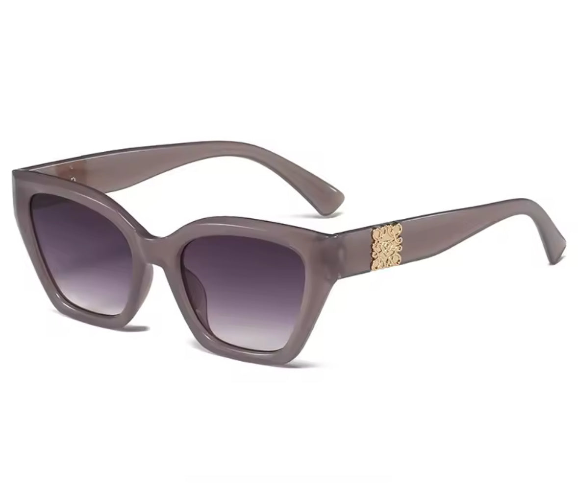 Sonnenbrille im LOEWE-inspirierten Stil mit goldener Verzierung, erhältlich in sechs Farben mit breitem Rahmen