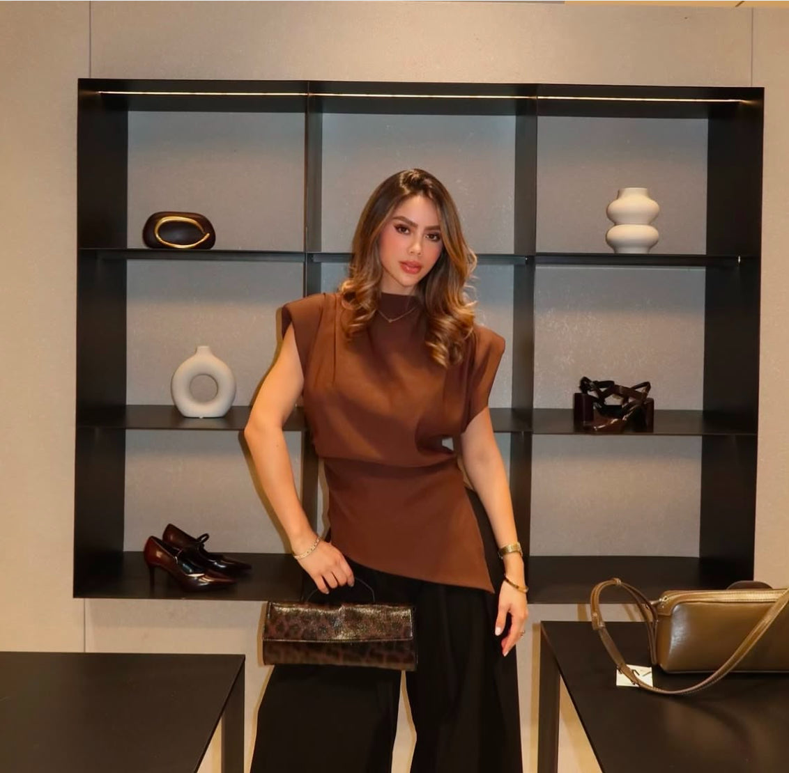 Ärmelloses, asymmetrisches Top mit elegantem Faltenwurf in drei Farben – Braun, Burgunderrot und Schwarz. Perfekt für einen stilvollen und modernen Look.