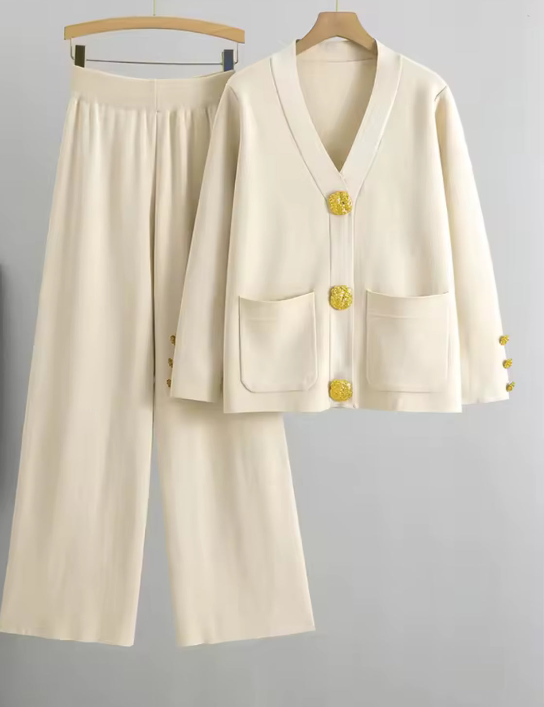 Aurora Luxe Set – Elegantes 2-teiliges Outfit mit Strickjacke und weiter Hose, verziert mit auffälligen goldfarbenen Knöpfen, ideal für Business und elegante Anlässe.