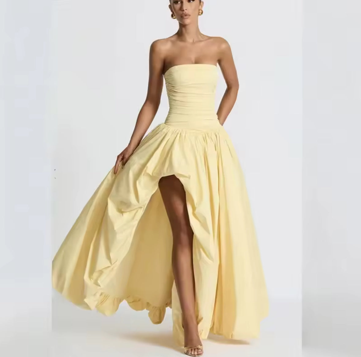 Gelbes Kleid in Bewegung – seitlicher Blick im Fotostudio