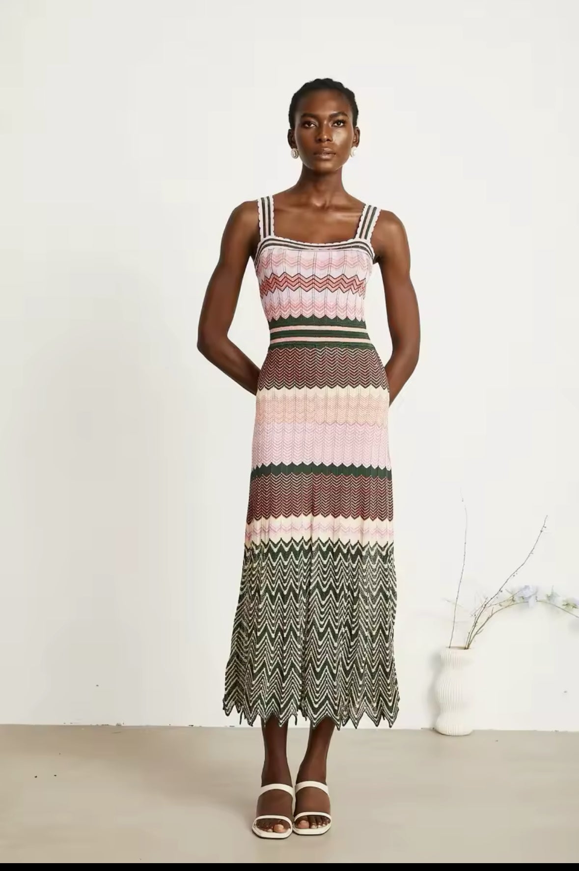 Luxuriöses Strick-Midikleid mit elegantem Zickzack-Muster, breiten Trägern und ausgestelltem Rock. Perfekt für exklusive Sommer-Events und stilvolle Auftritte