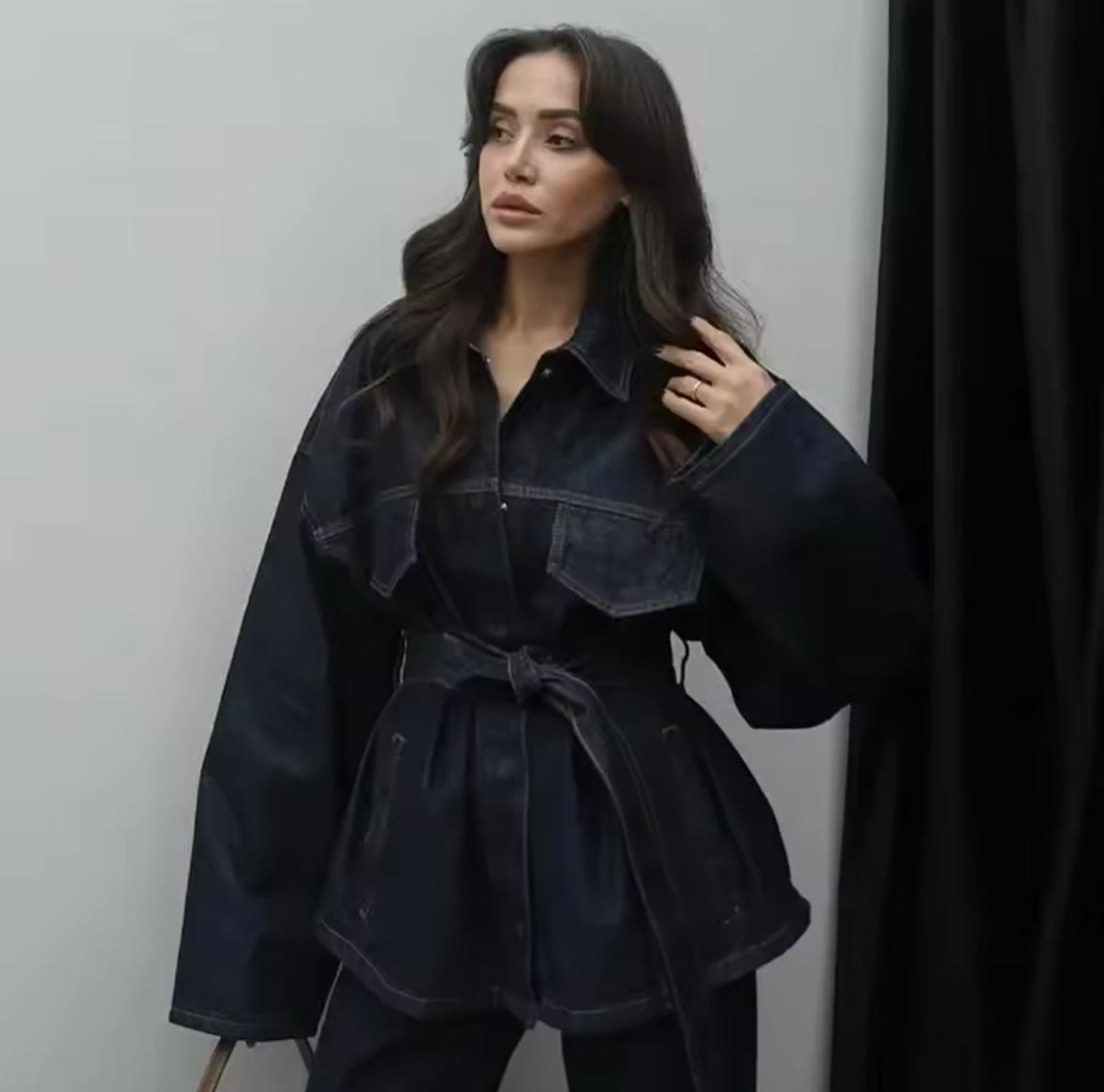 Damen Zweiteiler bestehend aus dunkelblauer oversized Jeansjacke mit Gürtel und weiter Hose – trendiges Denim-Set im urbanen Stil.