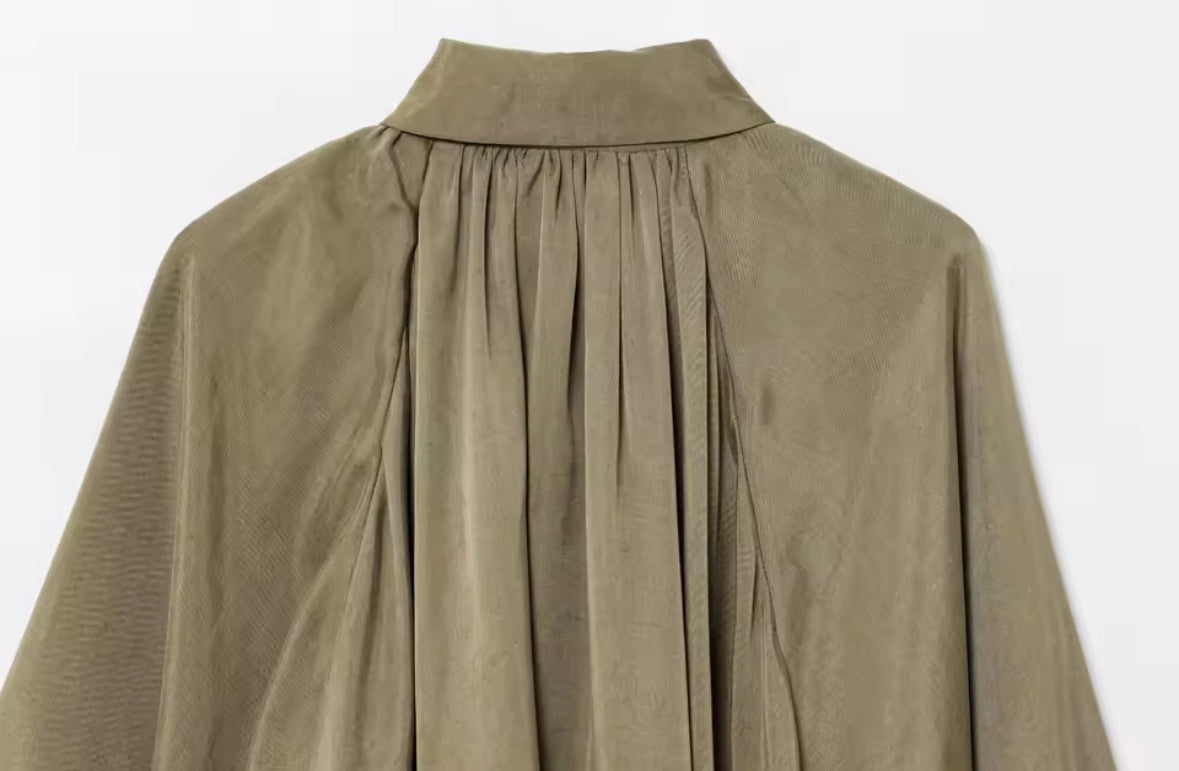 Louvre Blouson – Satinbluse mit Falten und Ballonärmeln, in Olive, Taupe und Gelb, tragbar als Bluse oder leichte Jacke in Größen S, M, L