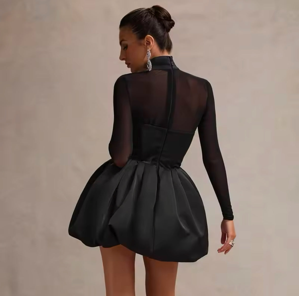 Schwarzes High-Neck Kleid mit Sheer-Details