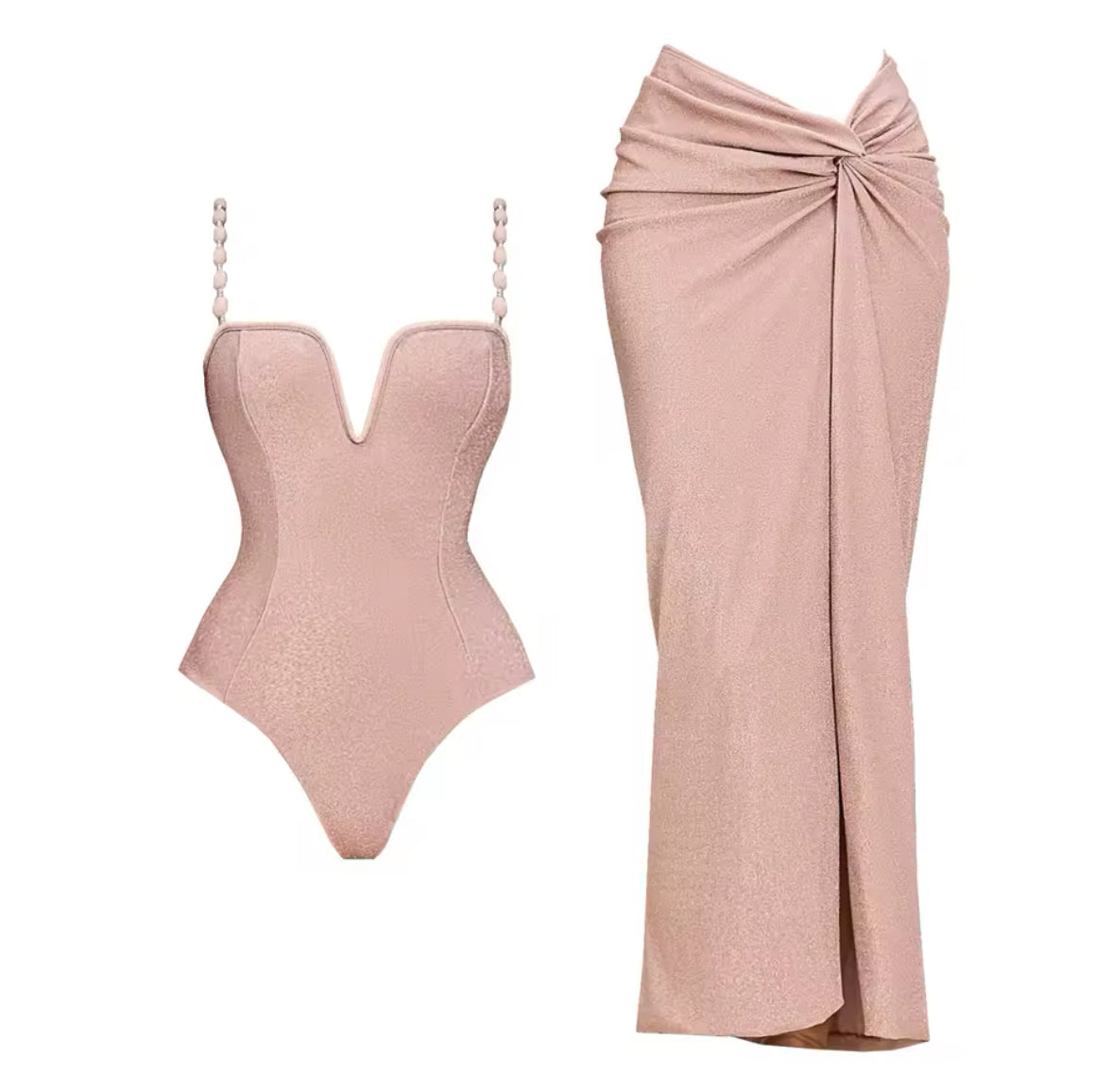 Set aus glitzerndem Badeanzug in Rosé mit tiefem V-Ausschnitt und passendem Wickelrock – stilvoller Look für Strand und Pool.