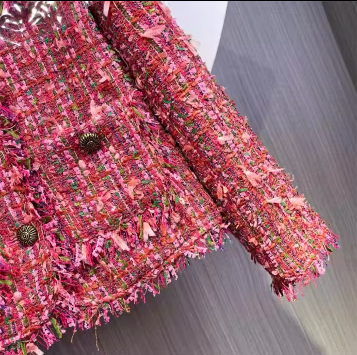 Elegante, taillierte Tweed-Jacke in Pink mit goldenen Knöpfen und Fransen-Details. Perfekt für einen stilvollen, femininen Look – inspiriert von klassischer Pariser Eleganz.