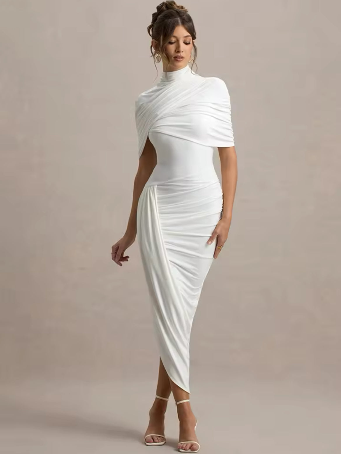 Rückansicht eines weißen, figurbetonten Drapé-Kleids mit elegantem Rückenausschnitt und Cape-Detail.