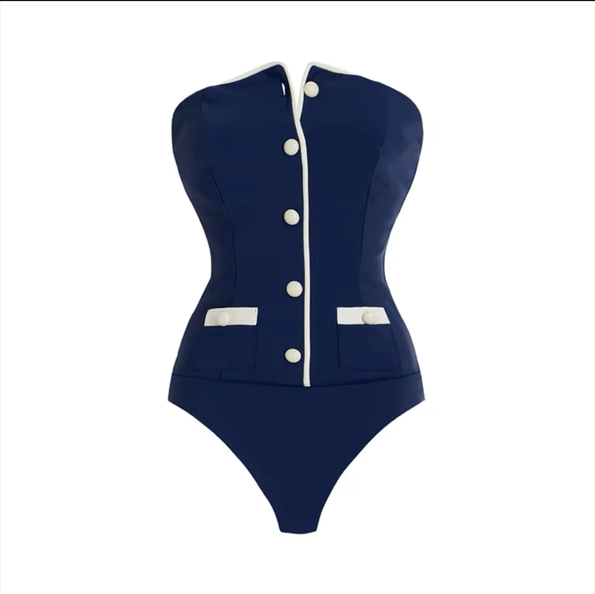 Zweiteiliges Set bestehend aus einem navyblauen Badeanzug mit weißen Kontrastdetails und dekorativen Knöpfen, kombiniert mit passenden High-Waist-Shorts – getragen von einem Model