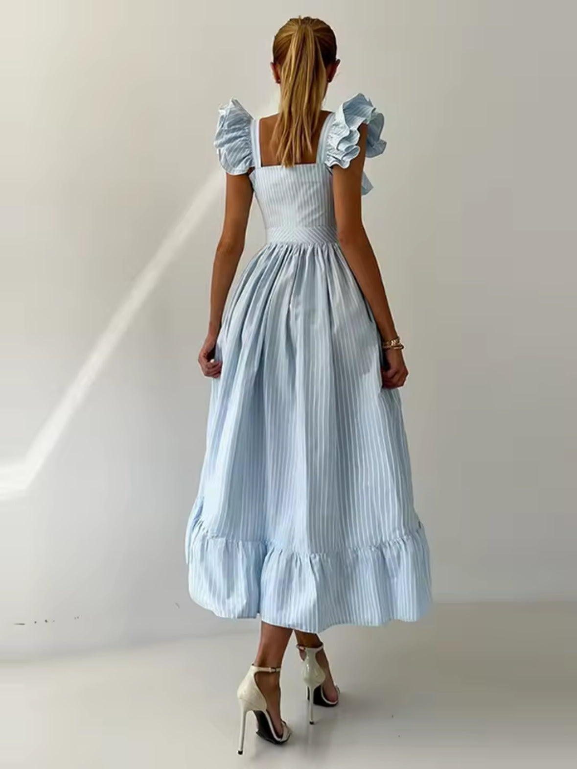 Hellblaues Rüschenkleid mit Streifen und Knopfleiste – Sommer 2025