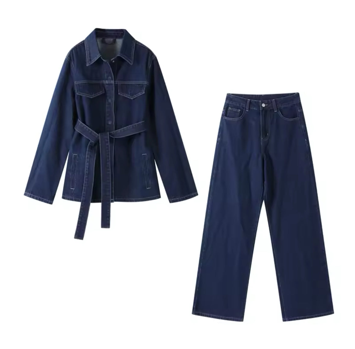 Damen Zweiteiler bestehend aus dunkelblauer oversized Jeansjacke mit Gürtel und weiter Hose – trendiges Denim-Set im urbanen Stil.