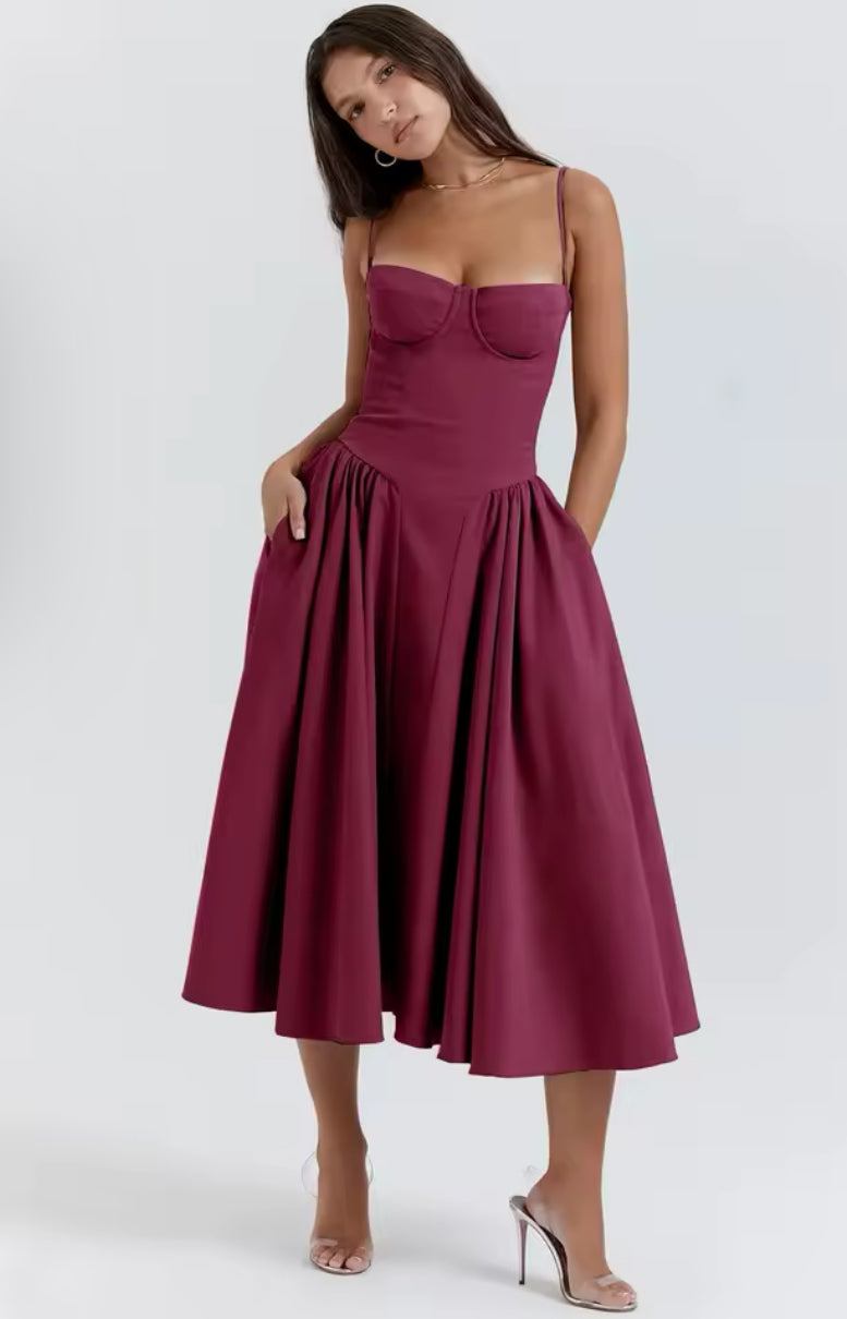 Classic Variante (Spaghettiträger):
„Model trägt das Côte d’Azur Dress mit Spaghettiträgern, herzförmigem Ausschnitt und schwingendem Midirock – in verschiedenen Farben erhältlich.