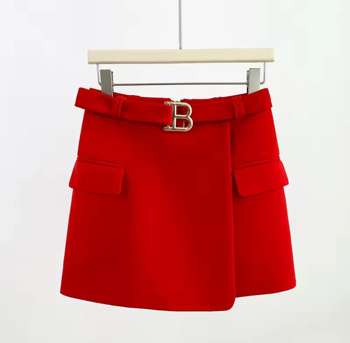 Roter Designer-inspirierter Minirock mit auffälliger goldener B-Schnalle – perfekte Kombination aus Eleganz und Power.