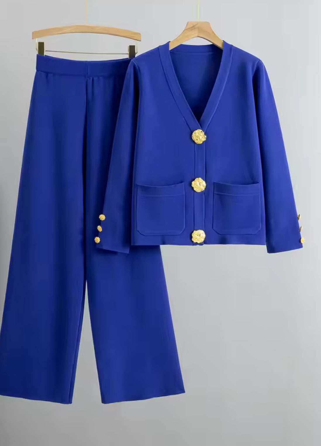 Aurora Luxe Set – Elegantes 2-teiliges Outfit mit Strickjacke und weiter Hose, verziert mit auffälligen goldfarbenen Knöpfen, ideal für Business und elegante Anlässe.