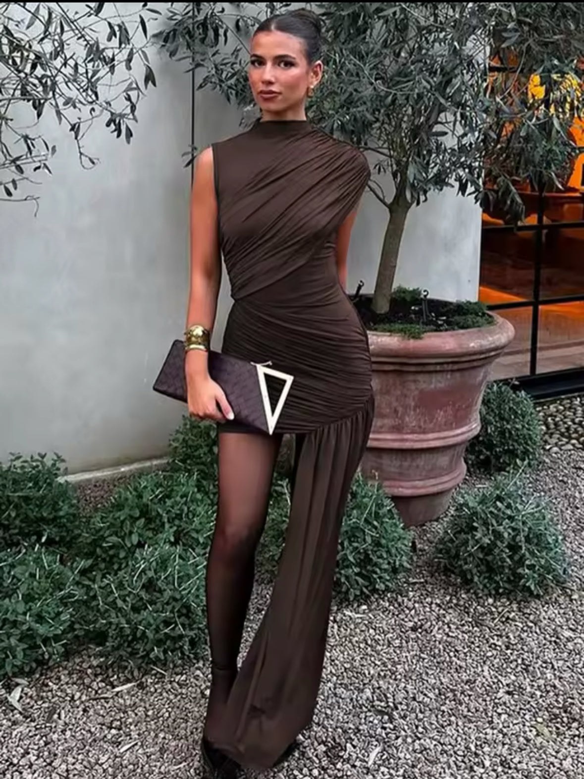 Elegantes schokoladenbraunes One-Shoulder-Kleid mit asymmetrischem Schnitt, drapierten Details und langem, fließendem Beinabschluss – figurbetontes Abendkleid für besondere Anlässe.