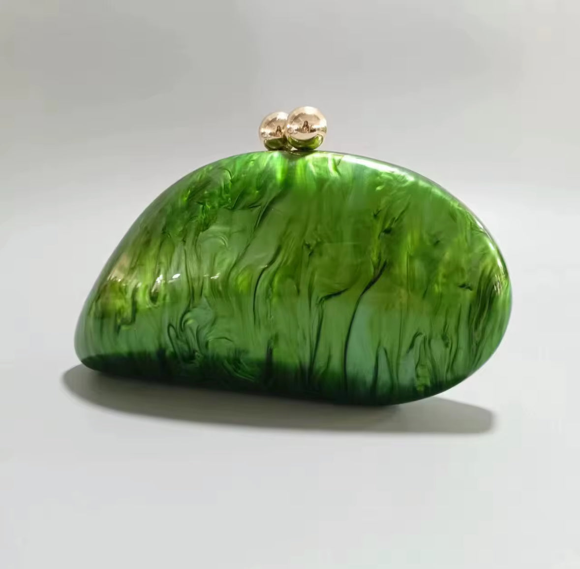 Grüne Clutch mit Doppelkugelverschluss