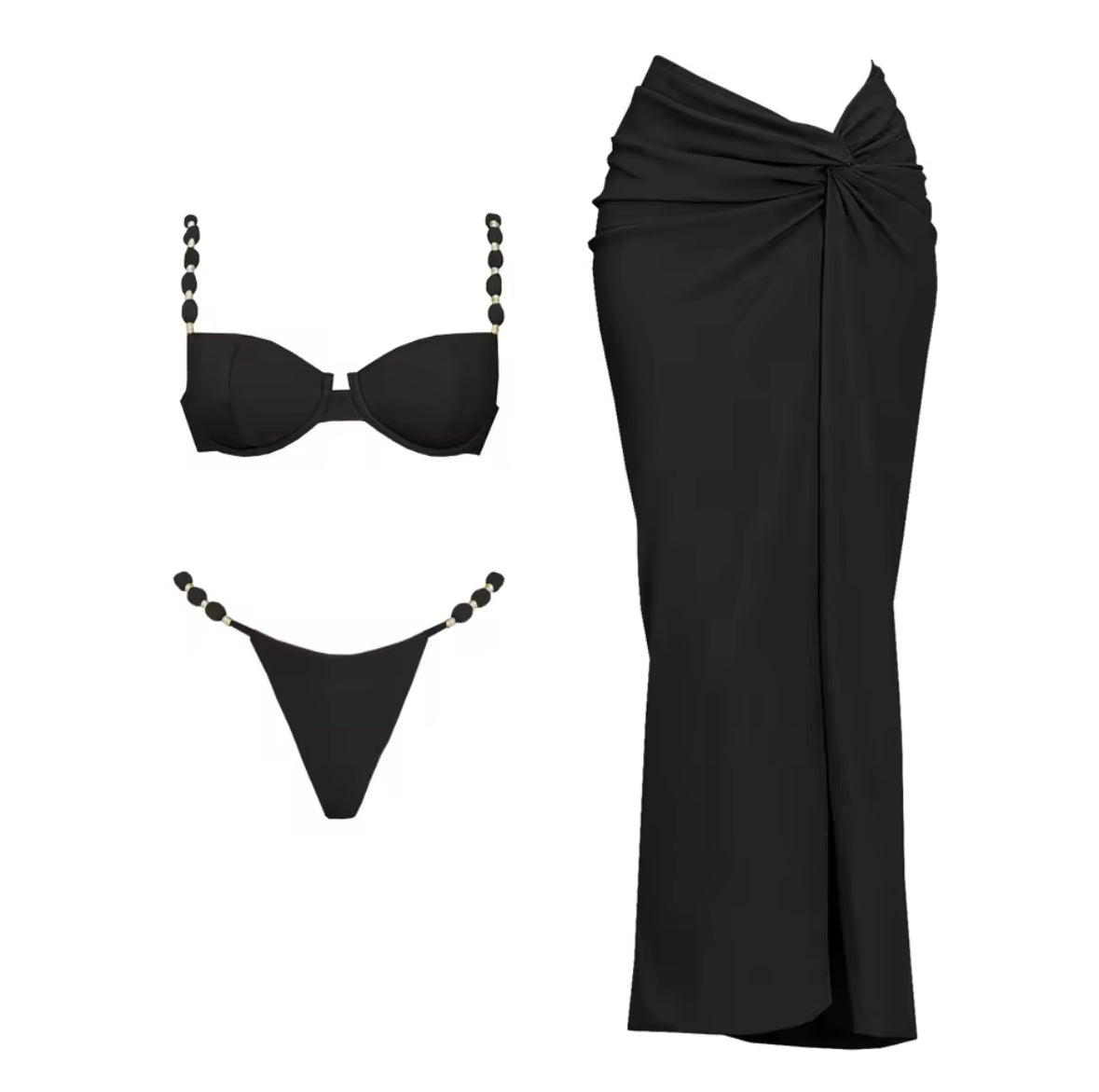 Schwarzer Bikini mit passendem Wickelrock – stylisches, minimalistisches Set.