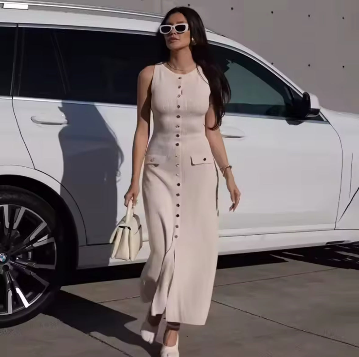 Zeitloses Maxikleid in Beige mit durchgehender Knopfleiste und figurbetonter Passform. Minimalistisches Design mit edlen Details – ideal für stilvolle Sommer-Looks und elegante Casual-Outfits.