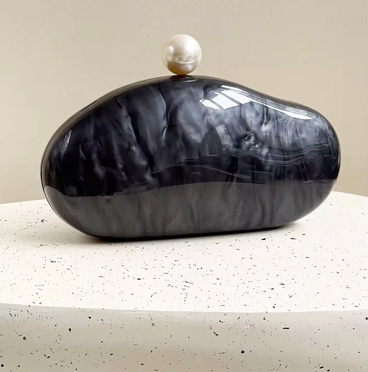 Clutch in Schwarz mit Perlenverschluss