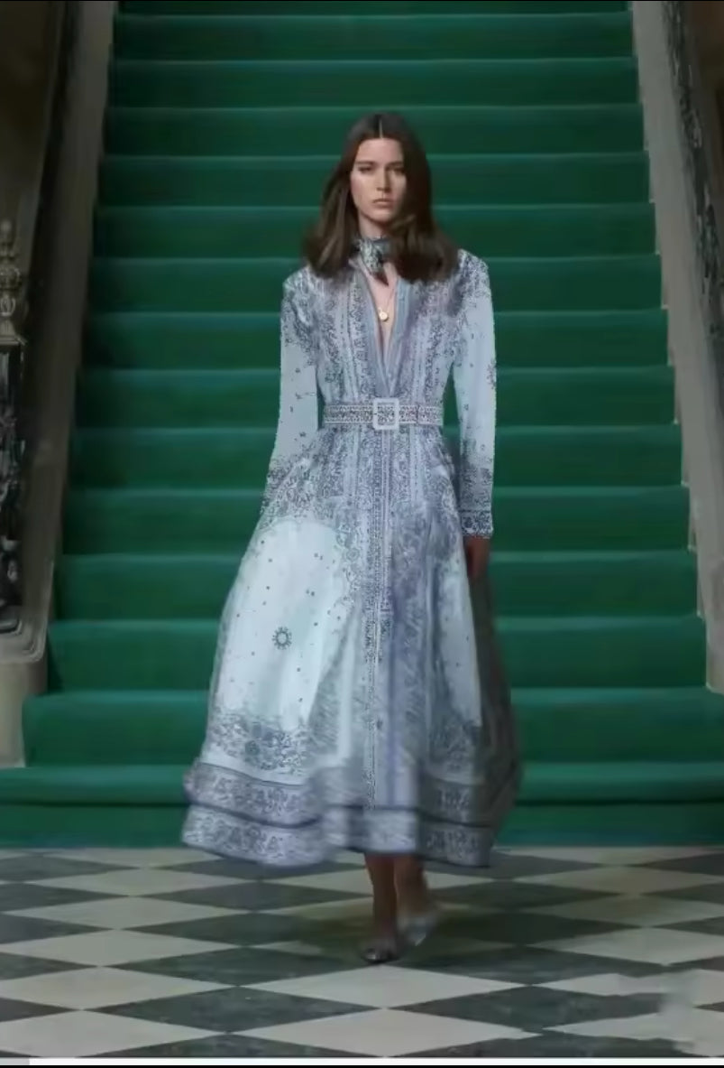 Elegantes Maxi-Kleid mit orientalischem Print in Blau, langer Schnitt, femininer Gürtel, exklusiv.