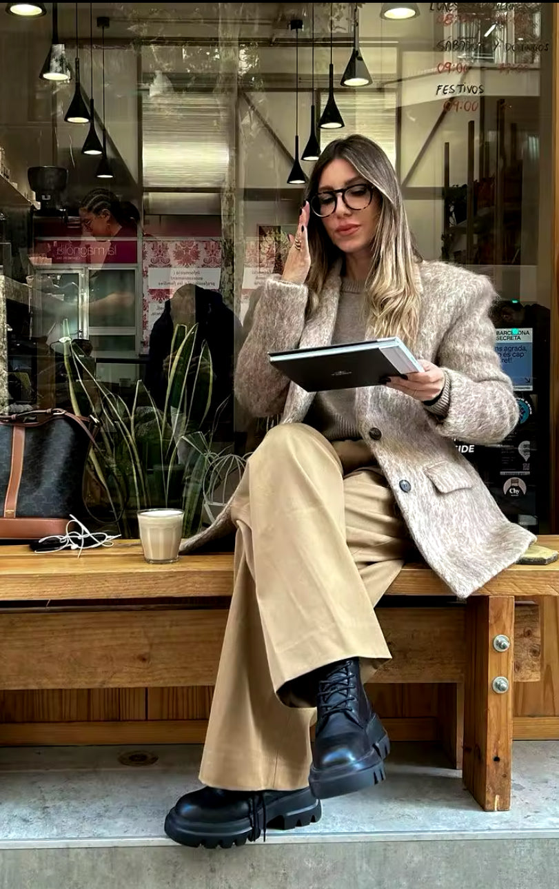Moderner, kuscheliger Mantel in Beige mit flauschiger Textur, perfekter Länge und klassischer Passform. Ideal für entspannte, schicke Alltagslooks und kühle Tage.